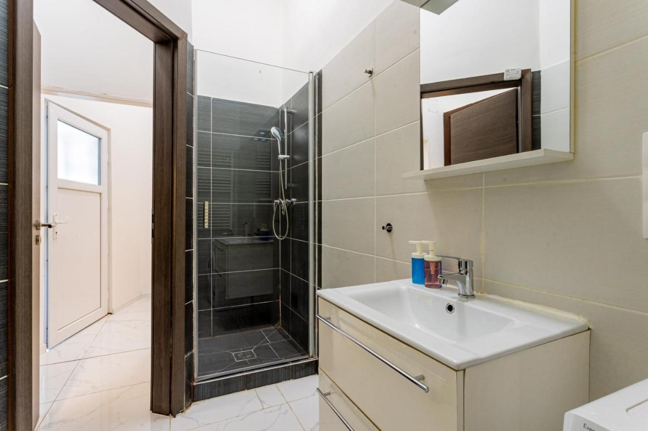 Modernized Condo At Kiraly 51 Budapeste Exterior foto